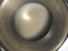 1.清水中加入酵母并搅拌均匀