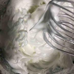 4.蛋白中加入几滴柠檬汁,将白砂糖分三次加入蛋白中，并将蛋白打发至接近硬性发泡的状态(提起略带小弯钩)