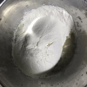 3.筛入中筋面粉