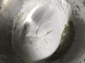 3.筛入中筋面粉