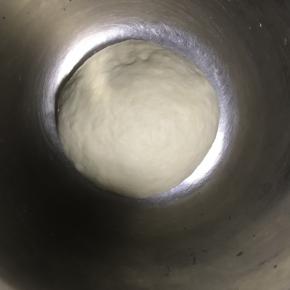 5.揉至光滑的面团加盖醒发五分钟