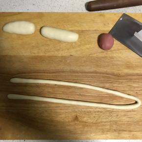 11.取其中一个面团揉成均匀的约60厘米的长条，并对折