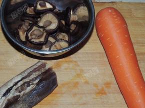 准备腊肉，胡萝卜，泡发香菇