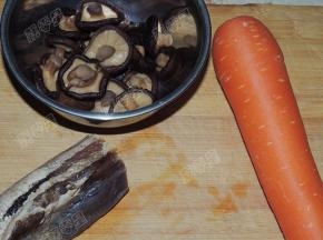 准备腊肉，胡萝卜，泡发香菇