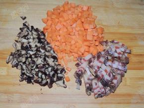 将材料分别切丁