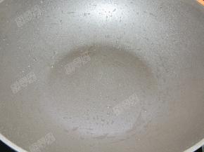 炒锅放入少许油润锅