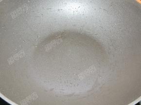炒锅放入少许油润锅