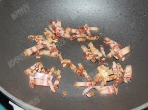 加入腊肉翻炒出香味