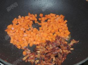 放入胡萝卜翻炒