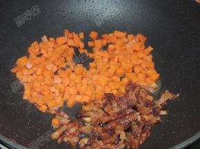 放入胡萝卜翻炒