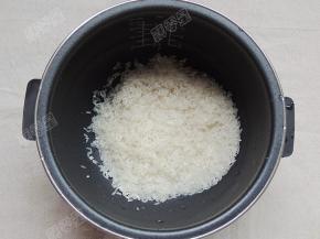 大米清洗干净放入电饭锅内胆