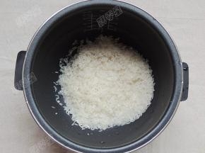 大米清洗干净放入电饭锅内胆