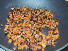 加入料酒、生抽、盐调味