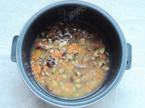 加入水，水量和平时煮饭的量一样