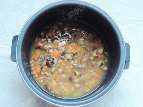 加入水，水量和平时煮饭的量一样