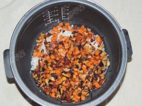 倒入炒好的腊肉胡萝卜香菇