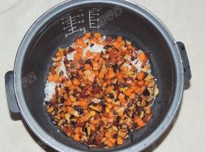 倒入炒好的腊肉胡萝卜香菇