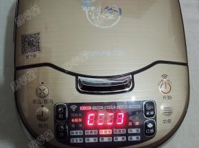电饭锅接通电源，选择“灶烧饭”“长粒米”“劲道”程序