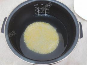 将玉米渣、大米放入电饭煲内胆