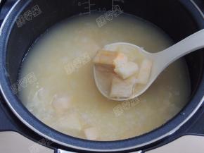 半小时后米粥煮烂放入红薯块