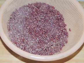 捞出放入水龙头冲洗去除豆腥味