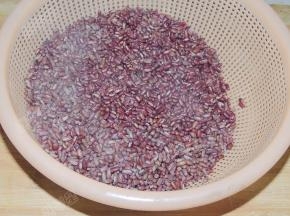 捞出放入水龙头冲洗去除豆腥味