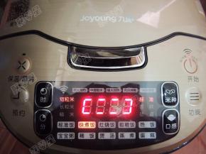 电饭煲接通电源，选择快煮程序