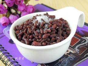 取保鲜盒，一层红豆一层白糖密封冷藏保存