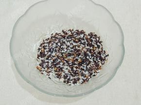 紫米和大米清洗干净浸泡二十分钟