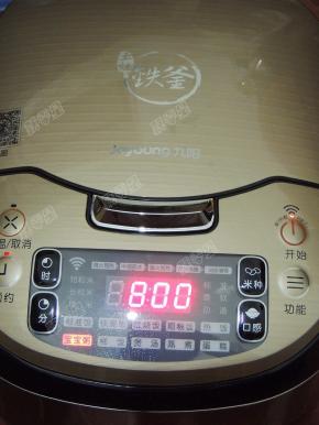 电饭煲接通电源，选择“宝宝粥”程序，程序结束后就可以吃啦。