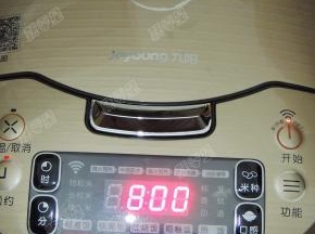 电饭煲接通电源，选择“宝宝粥”程序，程序结束后就可以吃啦。