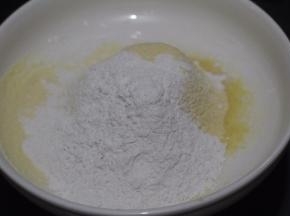 将玉米粉和糯米粉过筛混合