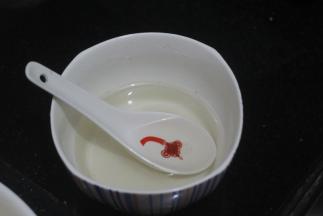 将白砂糖用热水化开