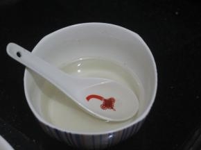 将白砂糖用热水化开