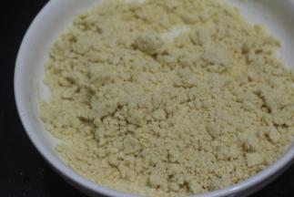 倒进混合的米粉中，用手搓均匀，让粉充分的吸收糖水