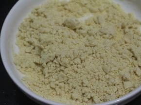 倒进混合的米粉中，用手搓均匀，让粉充分的吸收糖水