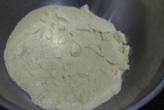 然后将粉块过筛