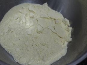 然后将粉块过筛