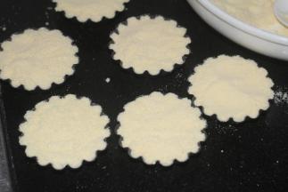 将过筛后的粉填入到模具中