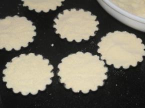 将过筛后的粉填入到模具中