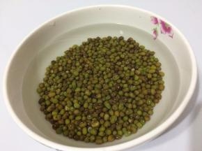 绿豆浸泡四个小时以上