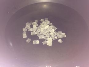 先煮冰糖水，煮沸腾后冷却，放进冰箱冷藏待用