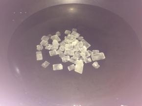 先煮冰糖水，煮沸腾后冷却，放进冰箱冷藏待用