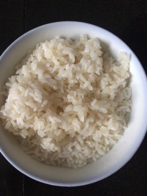 糯米放进碗里，加入适量的清水，蒸成米饭冷却待用