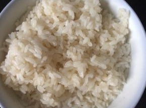 糯米放进碗里，加入适量的清水，蒸成米饭冷却待用