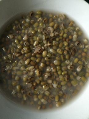 绿豆在锅里煮软冷却待用