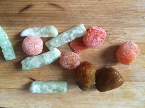 准备好金桔、冬瓜糖、蜜枣