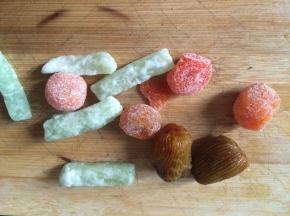 准备好金桔、冬瓜糖、蜜枣