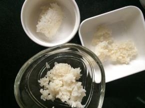 米饭铺成容器里