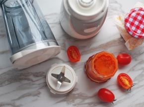 这次使用的是不带滤网的搅拌杯，配十字搅拌刀。由于搅拌杯容量不大，食材分两次进行搅拌（若足够大可以一次性放入食材进行搅拌）。